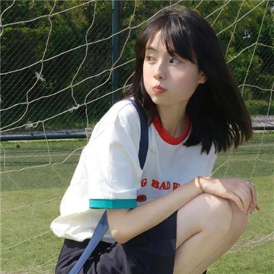 玻璃橱窗中的姑娘